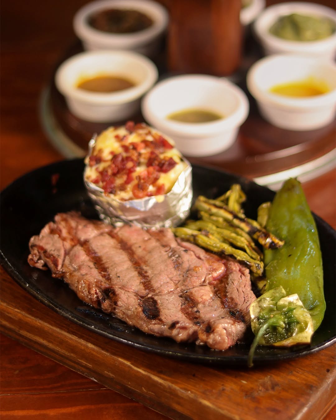 Corte asado con papa, nopales y chile