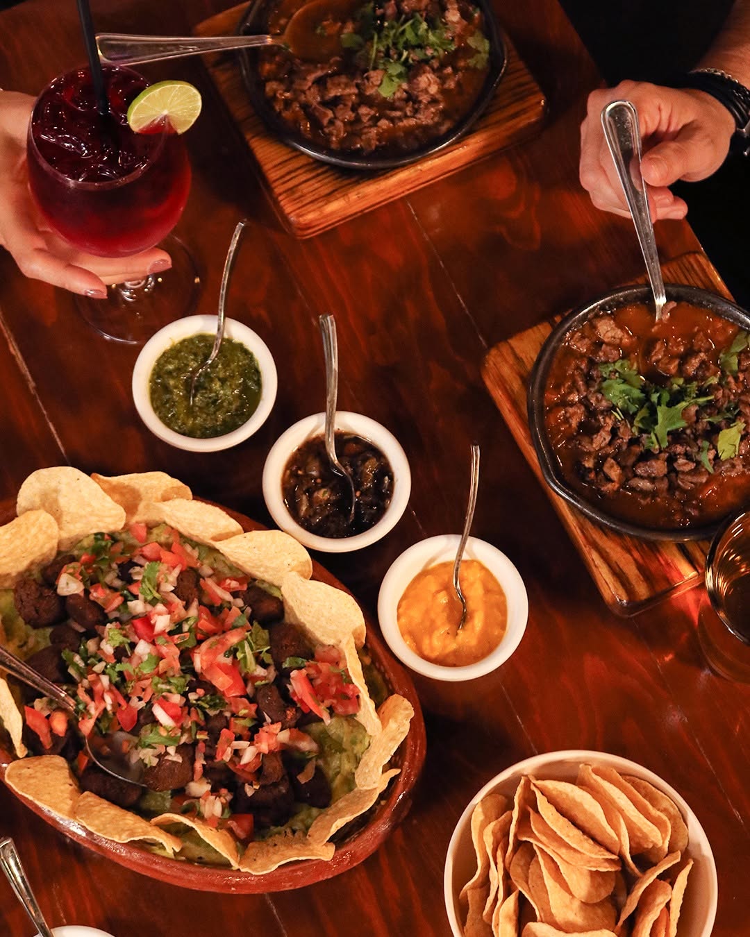 Mesa con platillos y salsas de El Cazador