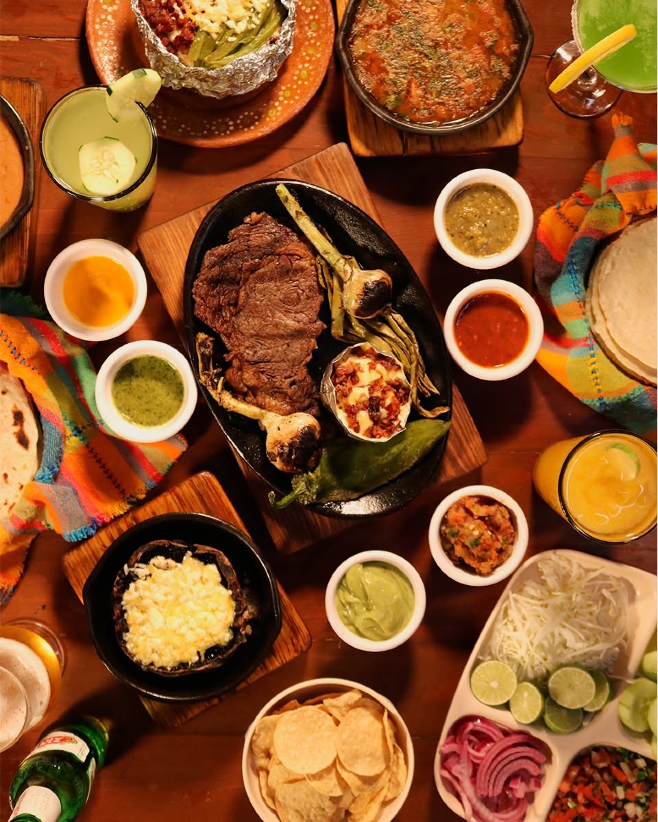 Parrillada de El Cazador con cortes, salsas y tortillas